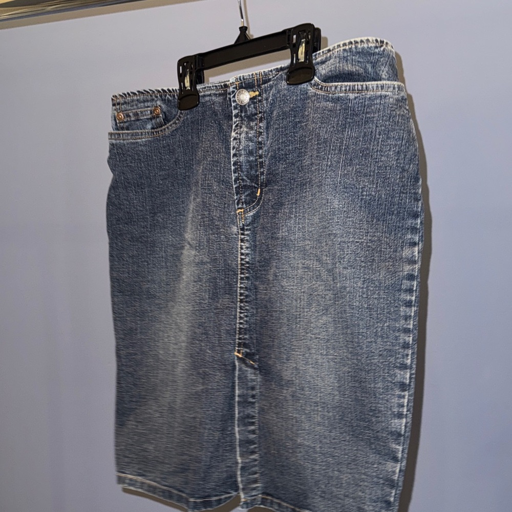 Women’s Old Navy Blue Denim skirt.  Size 4.